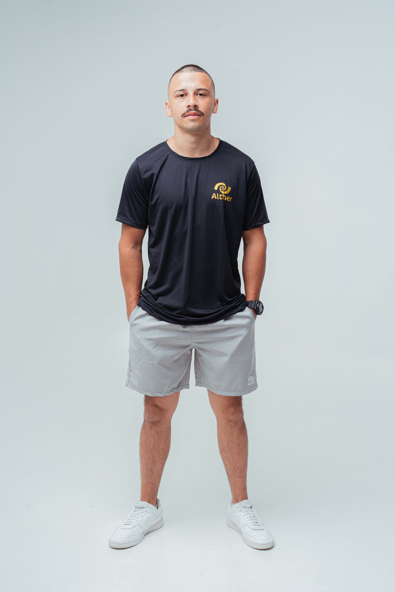 LINHA-DE-ROUPA-ALTHER-1-scaled-1.jpg BERMUDA CINZA - Imagem 1